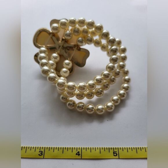 CLASSIC PEARL  Costume BRACELET ❤️ With Floral Accent. - Picture 6 of 7